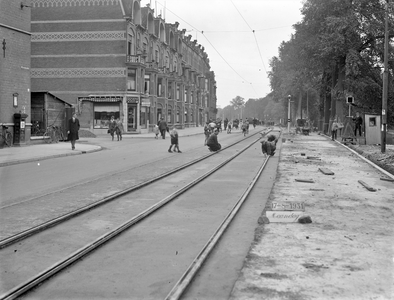 41944 Afbeelding van de bestratingswerkzaamheden in de Catharijnesingel te Utrecht, ter hoogte van de Pasteurstraat: ...